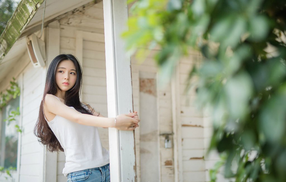 清晨，空气中带着几分湿冷，令人分外难受，庞统站在刺史府外，有些无奈的狠狠地瞪了法正一眼，在他身后，邓贤、泠苞等人则是对着张松一群益州世家怒目而视，刘璋已经失去了一切，此前终究君臣一场，就算刘璋当时做的不地道，但如今蜀中已经败亡，刘璋也不再是君主，这些人怎就不依不饶。